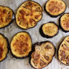 Recette de salade d'aubergine grillée délicieuse et rafraîchissante