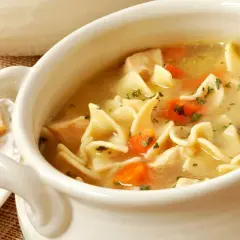 Recette de soupe au poulet réconfortante pour un repas sain et savoureux