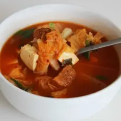 Recette de soupe de kimchi réconfortante pour vos soirées froides