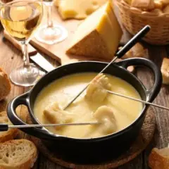 Ingrédients indispensables pour une fondue savoyarde réussie