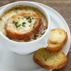 Recette facile de soupe à l'oignon au Thermomix pour un repas réconfortant