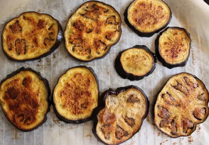 Recette de salade d'aubergine grillée délicieuse et rafraîchissante