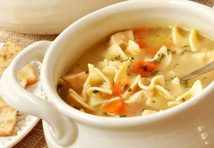Recette de soupe au poulet réconfortante pour un repas sain et savoureux