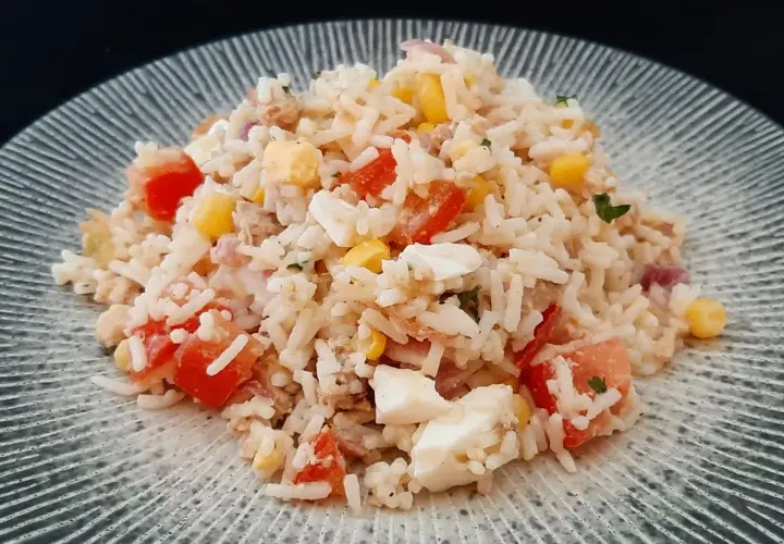 Des recettes de salade de riz sans thon pour des repas savoureux