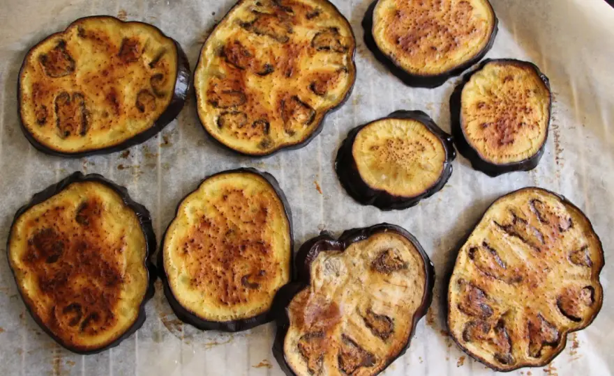 Recette de salade d'aubergine grillée délicieuse et rafraîchissante