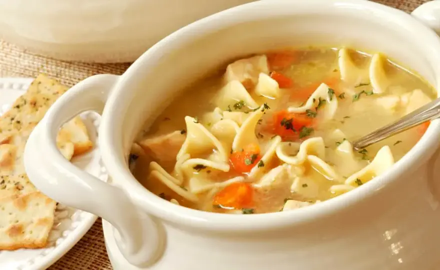Recette de soupe au poulet réconfortante pour un repas sain et savoureux