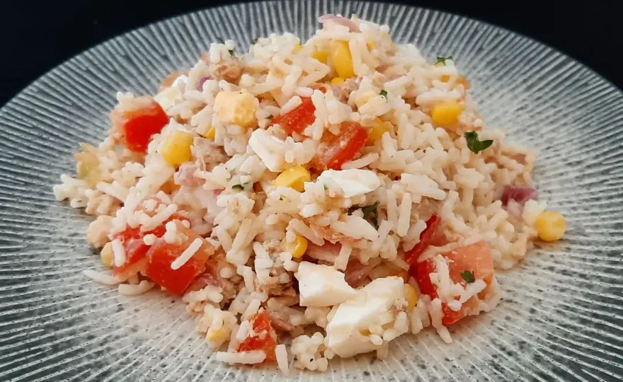 Des recettes de salade de riz sans thon pour des repas savoureux