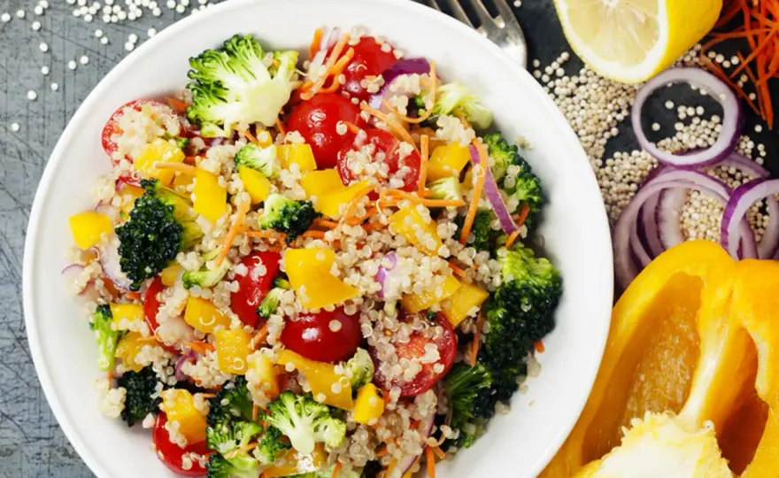 Salade de quinoa repas : une recette saine et délicieuse à essayer